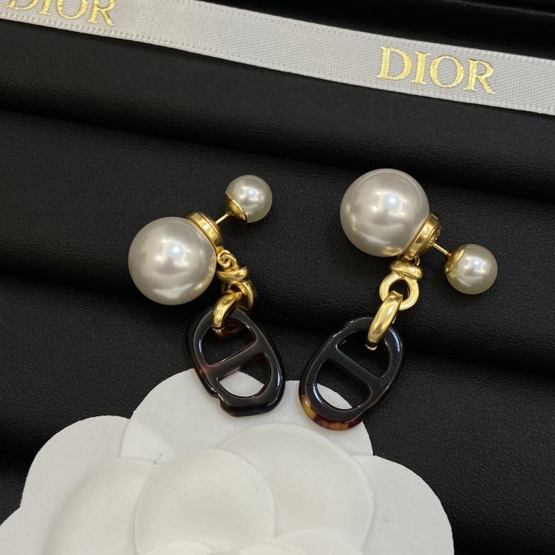 CHRISTIAN DIOR